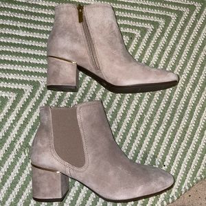 NWT Evolve Taupe Grey Ankle Healed Booties